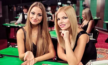 Bàn Blackjack trực tiếp với người chơi và dealer